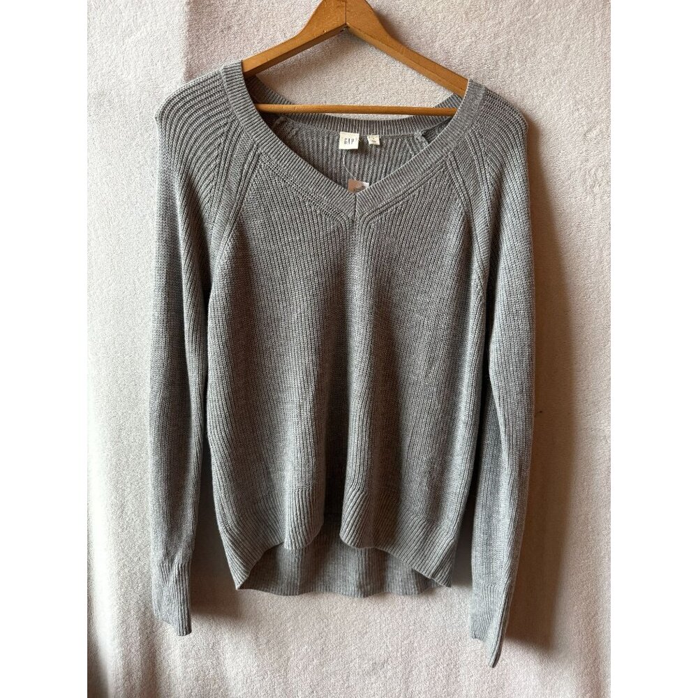 NEW WITH TAG GAP V-Neck Knit Grey Sweater Size L